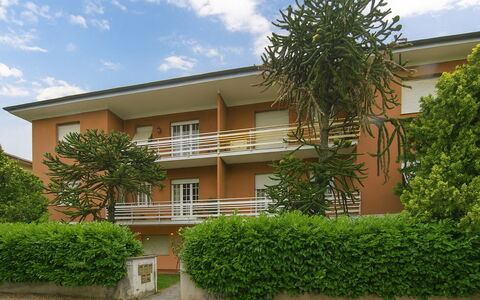Butterfly Apartment In Lucca: Arbuste, Zone Résidentielle, Appartement, Balcon, Biens, Jardin, Cour, Pelouse, Condominium, Ombre