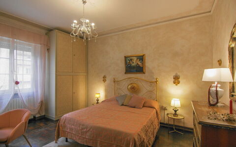 Butterfly Apartment In Lucca: Meubles, Design Intérieur, Lit, Chambre, Mur, Sol, Sol, Drap De Lit, Pièce, Bois