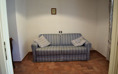 Colombaia: Meubles, Canapé, Design Intérieur, Sol, Sol, Bois, Pièce, Salon, Appartement