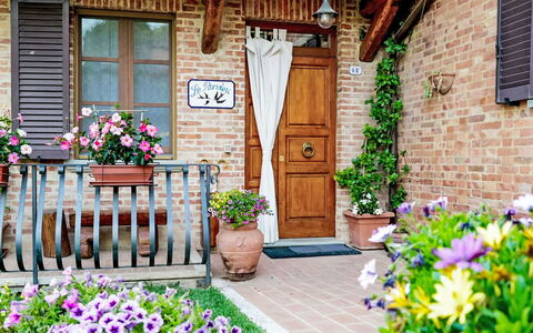 Le Rondini: Fleur, Pot De Fleur, Porte, Arbuste, Plante D'Appartement, Maison, Brique, Domicile, Jardin