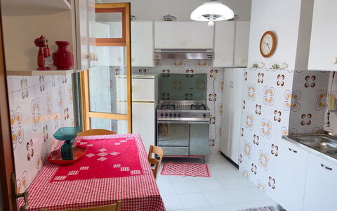 Casa Francy - Arma Di Taggia: Principaux Appliance, Sol, Cuisine, Meubles, Appareil De Cuisine, Bois, Design Intérieur, Sol, Cabinetry, Pièce