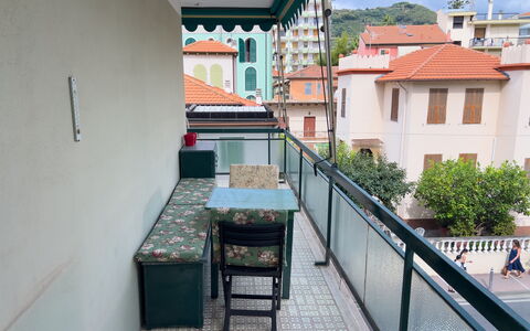 Casa Francy - Arma Di Taggia: Balcon, Ombre, Clôture, Balustrade, Mobilier De Jardin, Chaise, Porche, Plante D'Appartement, Tableau De Plein Air, Balustre