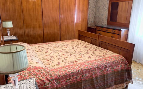 Casa Francy - Arma Di Taggia: Meubles, Sol, Bois, Sol, Chambre, Design Intérieur, Lit, Cabinetry, Drap De Lit, Éclairage