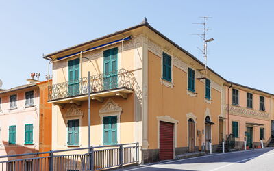 Newly Renovated Ocean View Flat: Mur, Bâtiment, Fenêtre, Façade, Quartier, Ville, Zone Résidentielle, Domicile, Établissements Humains, Design Urbain