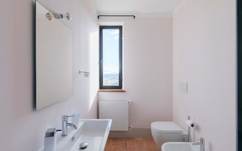 Villa Sassinoro: Mur, Luminaire Plomberie, Sol, Salle De Bains, Sol, Évier, Design Intérieur, Lavabo, Robinet, Domicile