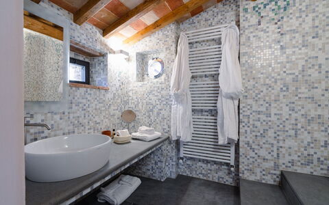 Mensano Old Town Apartment: Mur, Design Intérieur, Sol, Luminaire Plomberie, Sol, Salle De Bains, Éclairage, Plafond, Tuile, Robinet