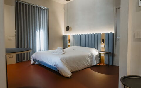 Deb&spa: Design Intérieur, Chambre, Lit, Plafond, Literie, Drap De Lit, Luminaire, Cadre De Lit, Lampe, Rideau