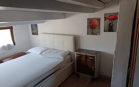 Borgo Incanto: Lit, Meubles, Chambre, Literie, Drap De Lit, Mur, Design Intérieur, Sol, Bois, Sol