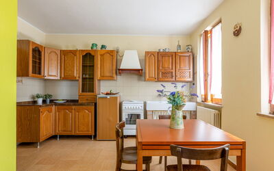 Alfa Apartment: Meubles, Bois, Sol, Design Intérieur, Sol, Cuisine, Cabinetry, Table Cuisine Et Salle A Manger, Éclairage, Pièce