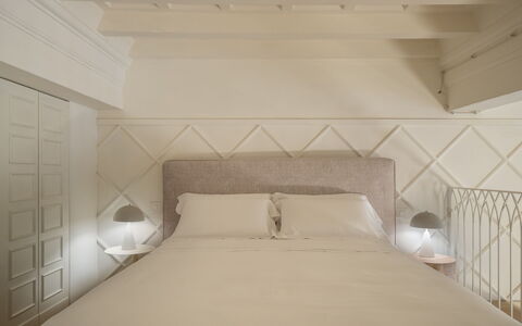 Elegant Apartments Near the Duomo: Design Intérieur, Chambre, Lit, Mur, Sol, Sol, Literie, Bois, Drap De Lit, Meubles