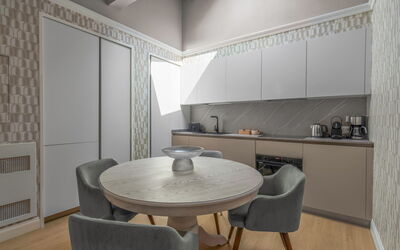 Deservi Elegant Apt. Petrarca: Meubles, Design Intérieur, Sol, Bois, Sol, Cuisine, Comptoir, Éclairage, Cabinetry, Pièce