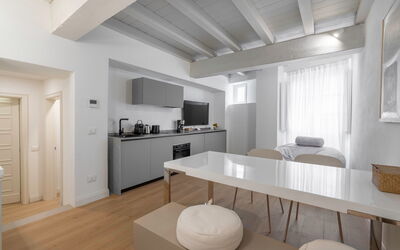 Deservi Elegant Apt. Brunelleschi: Meubles, Design Intérieur, Sol, Plafond, Bois, Sol, Pièce, Domicile, Éclairage, Cuisine