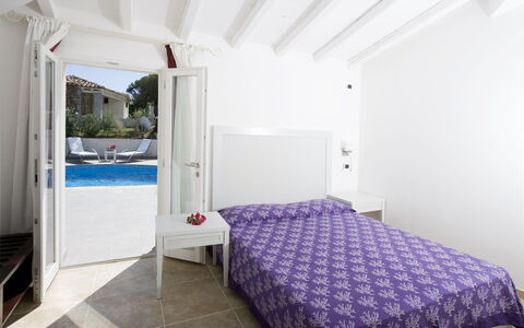 Villa Leccio 2: Meubles, Chambre, Domicile, Lit, Sol, Appartement, Literie, Drap De Lit, Linge, Cadre De Lit