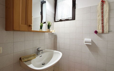 Baita Costa Di Gial: Salle De Bains, Lavabo, Luminaire Plomberie, Évier, Mur, Sol, Design Intérieur, Sol, Robinet, Toilette