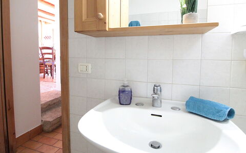 Baita Costa Di Gial: Lavabo, Luminaire Plomberie, Évier, Salle De Bains, Sol, Design Intérieur, Sol, Robinet, Plomberie, Miroir