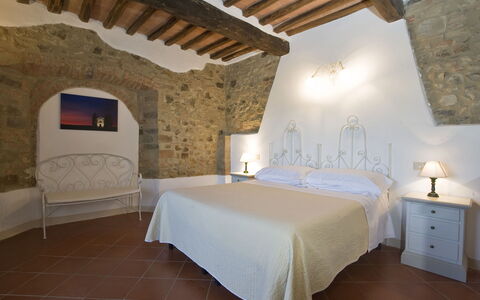 Montalcino 17: Mur, Meubles, Design Intérieur, Plafond, Sol, Sol, Chambre, Pièce, Lit, Linge