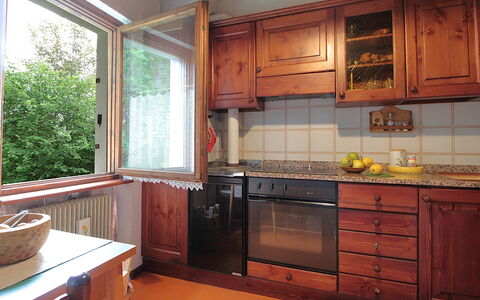 Chalet Giove: Cuisine, Bois, Cabinetry, Comptoir, Sol, Design Intérieur, Placard, Appareil De Cuisine, Tache De Bois, Sol