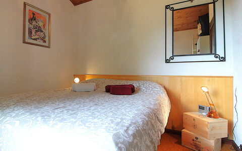 Chalet Giove: Lit, Chambre, Mur, Meubles, Design Intérieur, Drap De Lit, Bois, Literie, Sol, Pièce