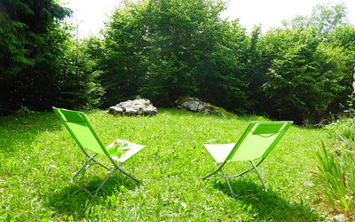 Chalet Giove: Vert, Meubles, Herbe, Mobilier De Jardin, Chaise Pliante, Chaise, Couverture De Sol, Jardin, Pelouse