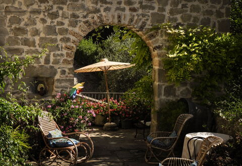 Agriturismo Arcera Apartments: Pot De Fleur, Meubles, Jardin, Plante D'Appartement, Mobilier De Jardin, Chaise, Dalle, Cour, Tableau De Plein Air