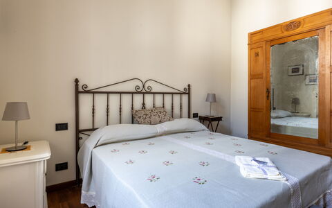 Casa Olivia With Garden And Wifi: Lit, Meubles, Chambre, Design Intérieur, Mur, Drap De Lit, Literie, Sol, Bois, Sol