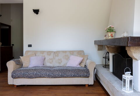 Casa Olivia With Garden And Wifi: Meubles, Design Intérieur, Mur, Sol, Canapé, Bois, Sol, Pièce, Salon, Éclairage