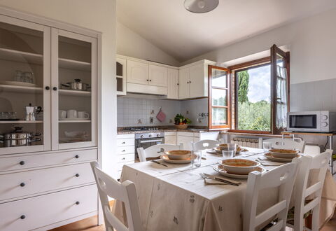 Oliveto Del Cantarello: Meubles, Design Intérieur, Sol, Bois, Cabinetry, Cuisine, Plafond, Table, Appareil De Cuisine, Chaise