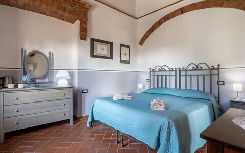 Maria Gabriella Holiday Home In Monticchiello: Meubles, Design Intérieur, Plafond, Pièce, Chambre, Lit, Linge, Cadre De Lit, Literie, Chaise