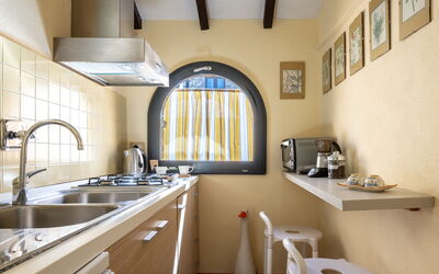 Cottage: Design Intérieur, Cuisine, Comptoir, Appareil De Cuisine, Principaux Appliance, Domicile, Sol, Pièce, Plafond, Électroménager