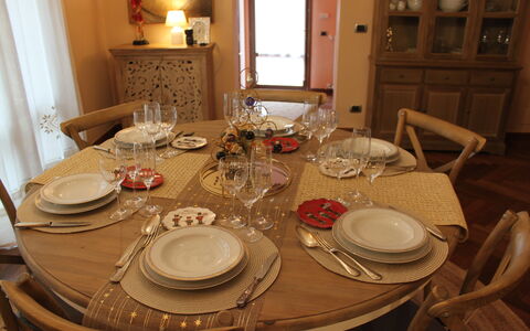 Holiday Home Croce With Spa: Meubles, Table, Vaisselle, Salle À Manger, Table Cuisine Et Salle A Manger, Chaise, Design Intérieur, Nappe De Table, Serveware, Verres À Pied