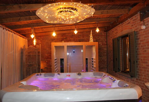 Holiday Home Croce With Spa: Design Intérieur, Meubles, Bois, Sol, Plafond, Sol, Éclairage, Luminaire, Pièce, Domicile