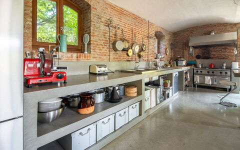 Villa Poggio Zucchino, Pool, Wellness, Piacenza: Cuisine, Meubles, Design Intérieur, Appareil De Cuisine, Comptoir, Sol, Luminaire, Plafond, Éclairage, Cabinetry