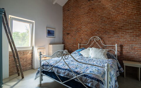 Villa Poggio Zucchino, Pool, Wellness, Piacenza: Mur, Chambre, Meubles, Brique, Lit, Design Intérieur, Drap De Lit, Literie, Cadre De Lit, Brickwork