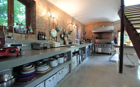 Villa Poggio Zucchino, Pool, Wellness, Piacenza: Design Intérieur, Meubles, Éclairage, Comptoir, Cuisine, Luminaire, Plafond, Étagère, Pièce, Plomberie