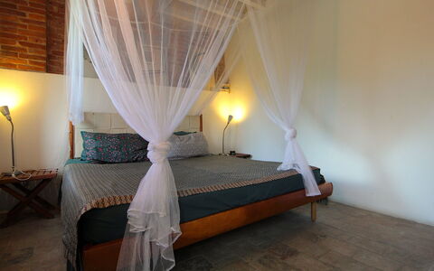 Villa Poggio Zucchino, Pool, Wellness, Piacenza: Lit, Chambre, Meubles, Design Intérieur, Bois, Literie, Sol, Drap De Lit, Linge, Sol