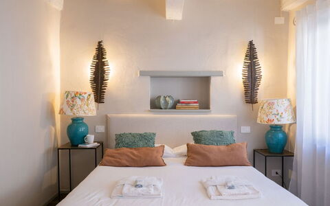 Guelfa 60: Meubles, Lit, Design Intérieur, Chambre, Literie, Mur, Drap De Lit, Coussin, Pièce, Throw Pillow