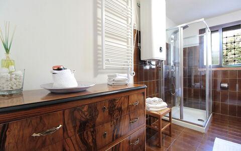 Villa Rosa Apartment: Design Intérieur, Sol, Luminaire Plomberie, Bois, Sol, Cabinetry, Meubles, Armoire De Toilette, Éclairage, Salle De Bains