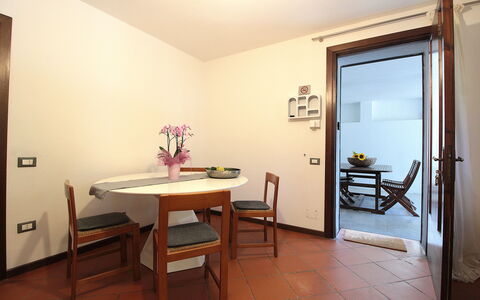Villa Rosa Apartment: Design Intérieur, Sol, Meubles, Bois, Sol, Plafond, Table Cuisine Et Salle A Manger, Table, Salle À Manger, Éclairage