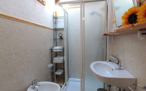 Chalet Fagarè, Pool, Sauna, Prosecco Hills: Lavabo, Luminaire Plomberie, Mur, Évier, Salle De Bains, Design Intérieur, Bois, Sol, Sol, Robinet