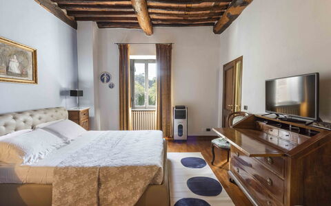 Villa Tambellini De Fondra: Chambre, Design Intérieur, Lit, Meubles, Bois, Drap De Lit, Literie, Sol, Pièce, Sol
