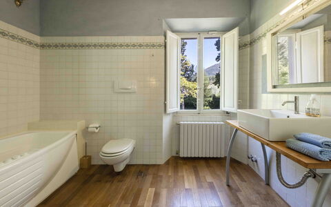 Villa Tambellini De Fondra: Design Intérieur, Luminaire Plomberie, Mur, Sol, Salle De Bains, Sol, Robinet, Plafond, Évier, Plomberie