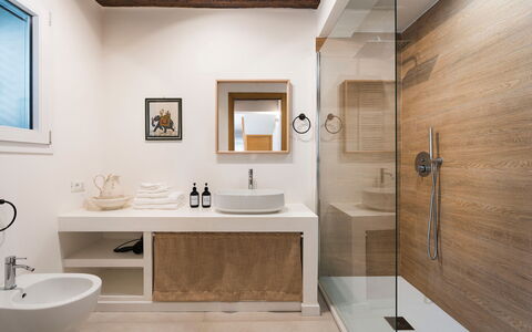 Casaita: Design Intérieur, Sol, Salle De Bains, Luminaire Plomberie, Lavabo, Mur, Évier, Sol, Bois, Miroir