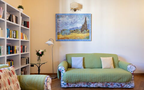 Cuore Di Firenze Apartment: Meubles, Design Intérieur, Canapé, Mur, Sol, Pièce, Sol, Bois, Salon, Jaune