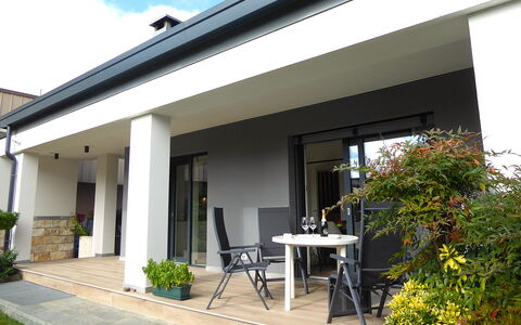 House Martina: Domicile, Porte, Sol, Ombre, Béton, Accueil Porte, Porche, Biens, Siding, Plante D'Appartement