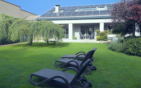 House Martina: Herbe, Arbuste, Domicile, Maison, Jardin, Pelouse, Ombre, Couverture De Sol, Biens, Cour