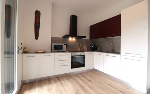 House Martina: Sol, Cuisine, Design Intérieur, Appareil De Cuisine, Comptoir, Sol, Cabinetry, Bois, Meubles, Parquet
