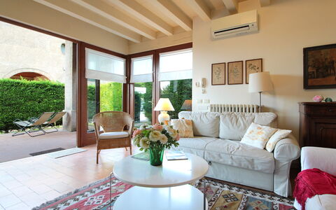 Calicantus, Verona, Pool, Wifi: Meubles, Design Intérieur, Sol, Canapé, Bois, Sol, Plafond, Salon, Table, Éclairage