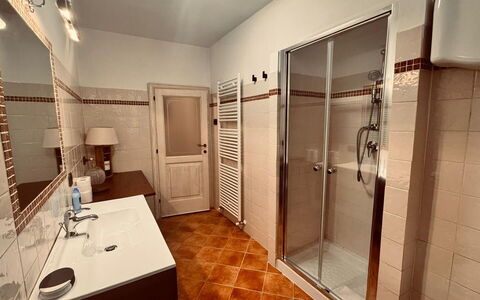 Casa Castelli: Sol, Sol, Luminaire Plomberie, Design Intérieur, Pièce, Évier, Plomberie, Robinet, Salle De Bains, Lavabo