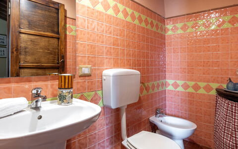 La Casina Honeymoon Cottage, Badia Agnano: Sol, Luminaire Plomberie, Design Intérieur, Sol, Salle De Bains, Évier, Robinet, Plomberie, Lavabo, Tuile
