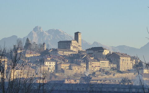Casa Ines, Feltre: Bâtiment, Mur, Ville, Toit, Établissements Humains, Design Urbain, Matin, Station De Montagne, La Tour, Village